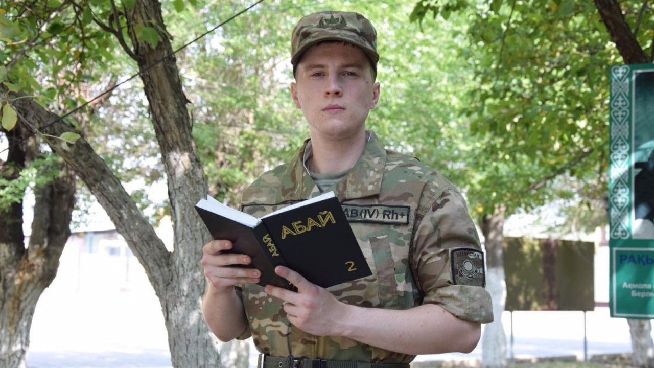 Сегіз айда қазақ тілін меңгерген сарбаз Абай өлеңдерін жатқа айтып жүр