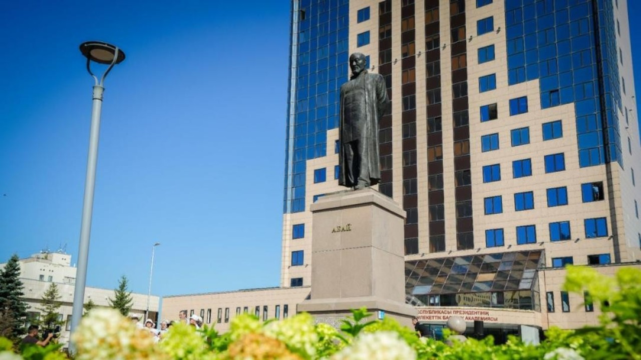 Астанада Абай ескерткішіне зиялы қауым мен қоғам өкілдері гүл шоқтарын қойды