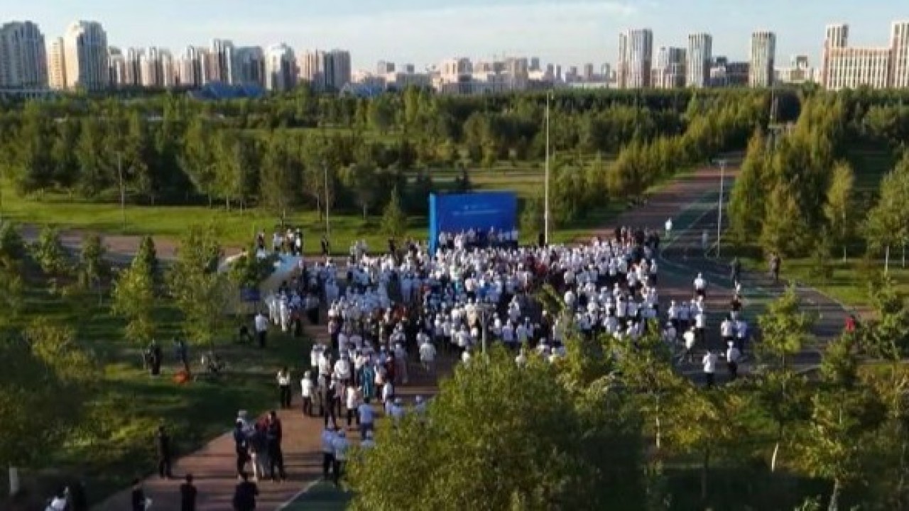 Елорда тұрғындары танымал спортшылармен «10 мың қадамды» бірге жүрді