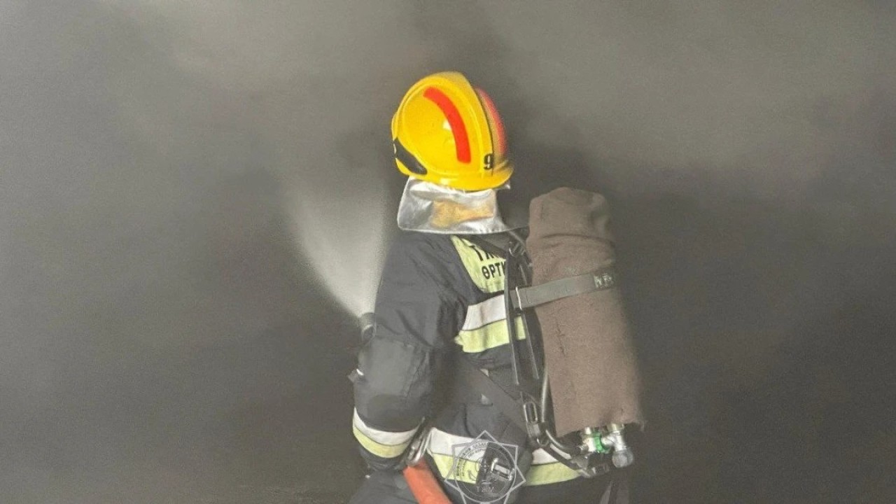 Елордада құтқарушылар жанып жатқан жүк көлігін сөндірді