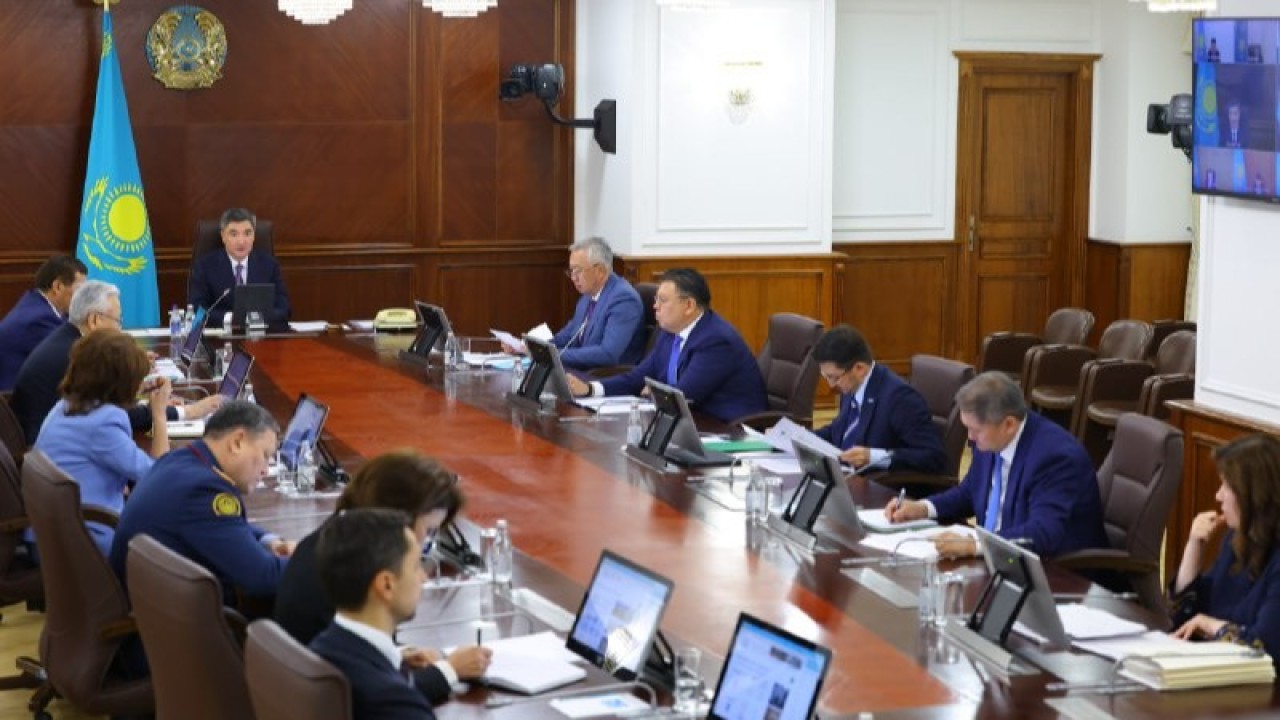 Бектенов Конституцияда бекітілген қағидаттарды жүзеге асырудың маңыздылығын атап өтті