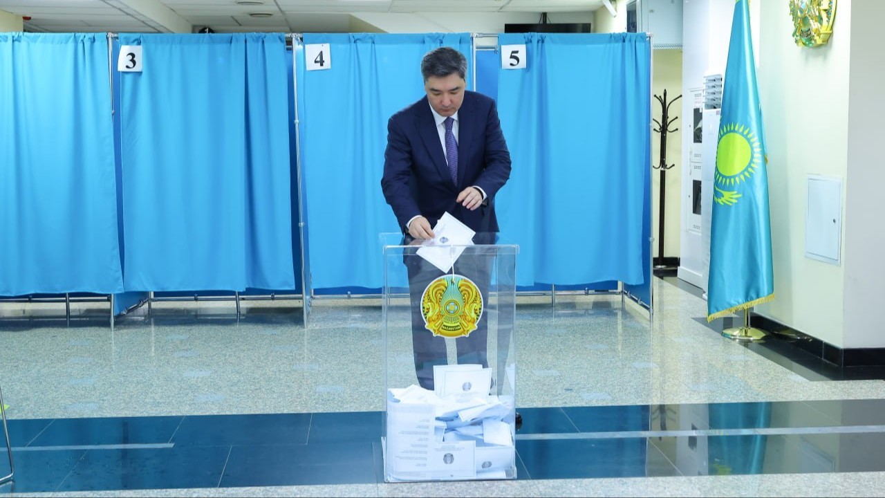 Олжас Бектенов Құрылтай депутаттарының сайлауында дауыс берді