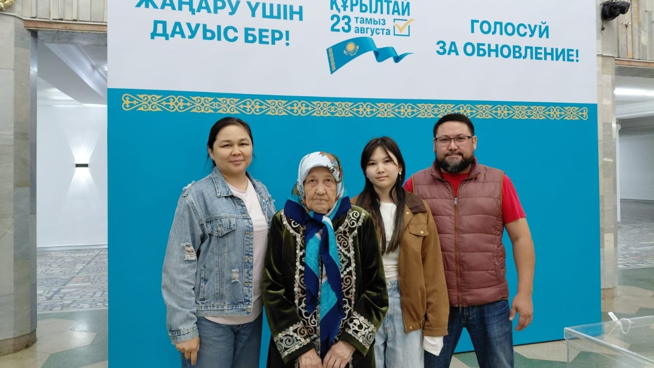 Астанада 87 жастағы тұрғын немересімен бірге сайлауға келді