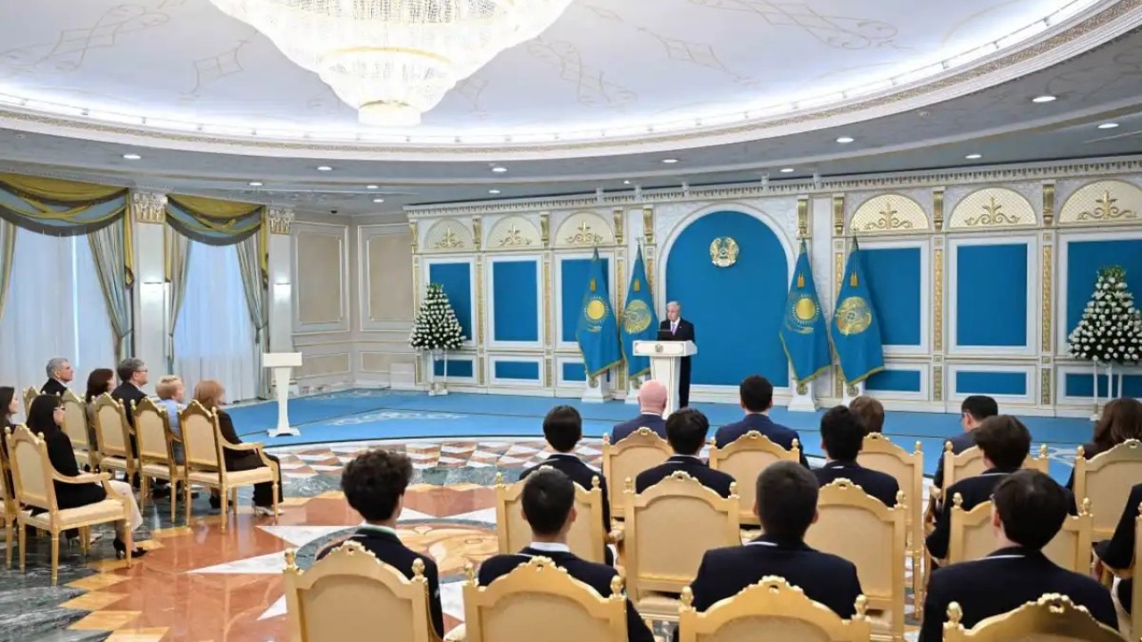 Президент халықаралық пән олимпиадалары жеңімпаздары және жүлдегерлерімен кездесті
