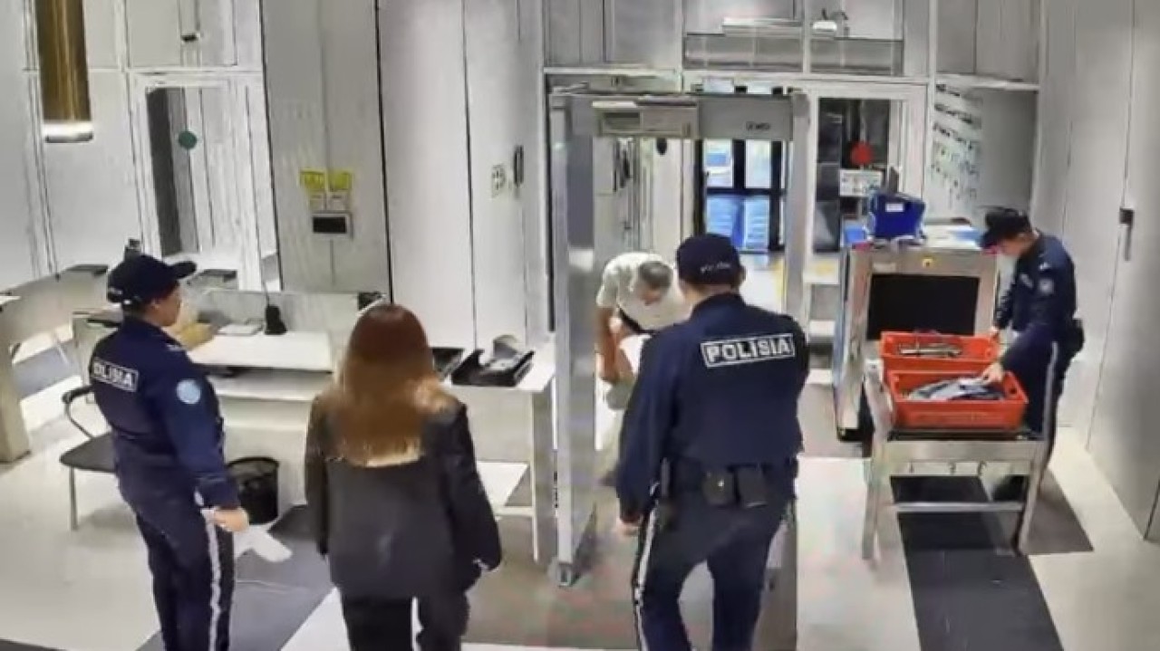 Елордада қоғамдық орында шалбарын шешкен ер адам жауапқа тартылды – ВИДЕО