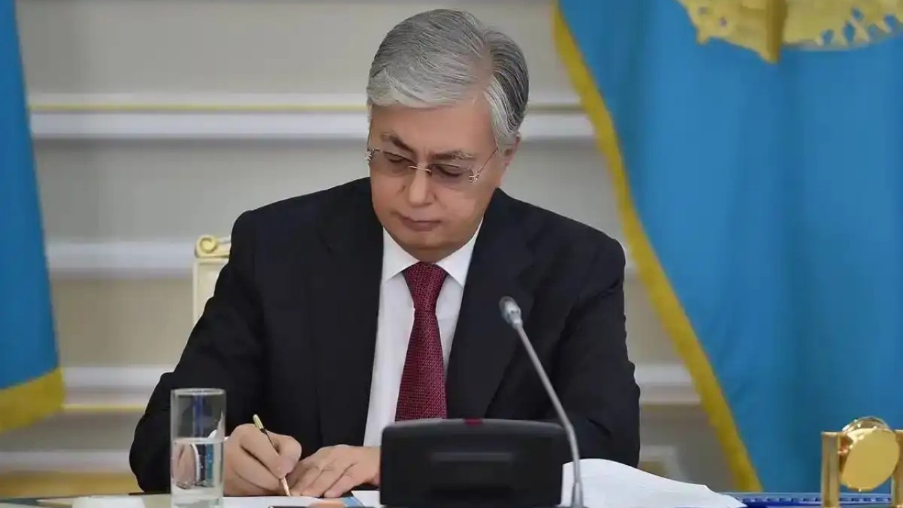 Президент Құрылтайдың бірінші сессиясы туралы Жарлыққа қол қойды