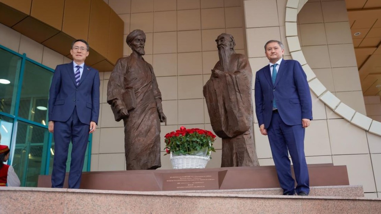 Әл-Фараби мен Конфуций мүсіні Қазақстан-Қытай білім байланысының символына айналды
