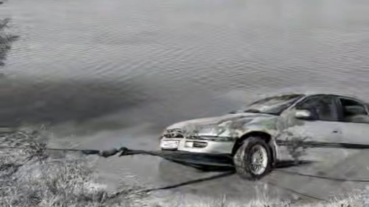 Құтқарушылар Есіл өзеніне құлап кеткен жеңіл автокөлікті судан алып шықты
