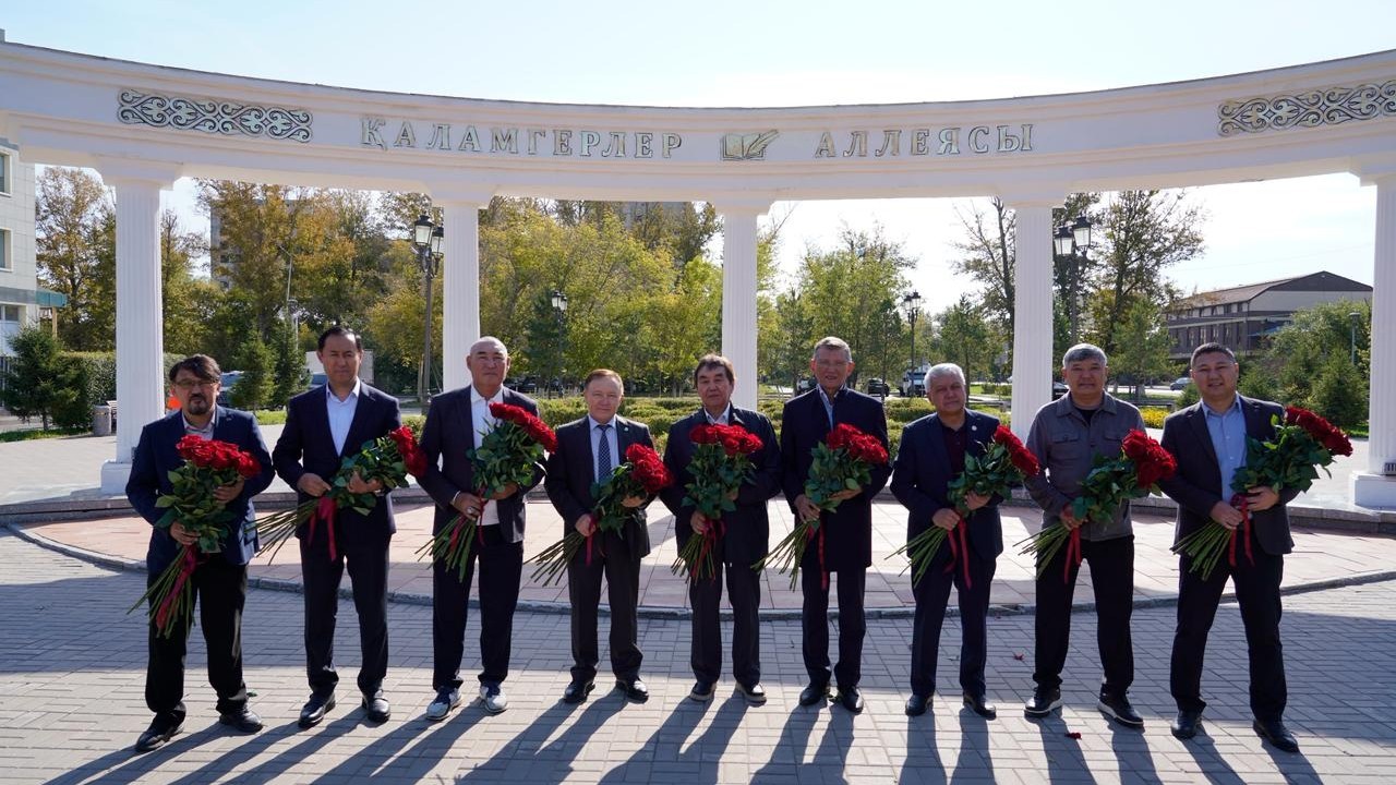Астанада «Алаш қайраткерлері» ескерткішіне гүл шоқтары қойылды