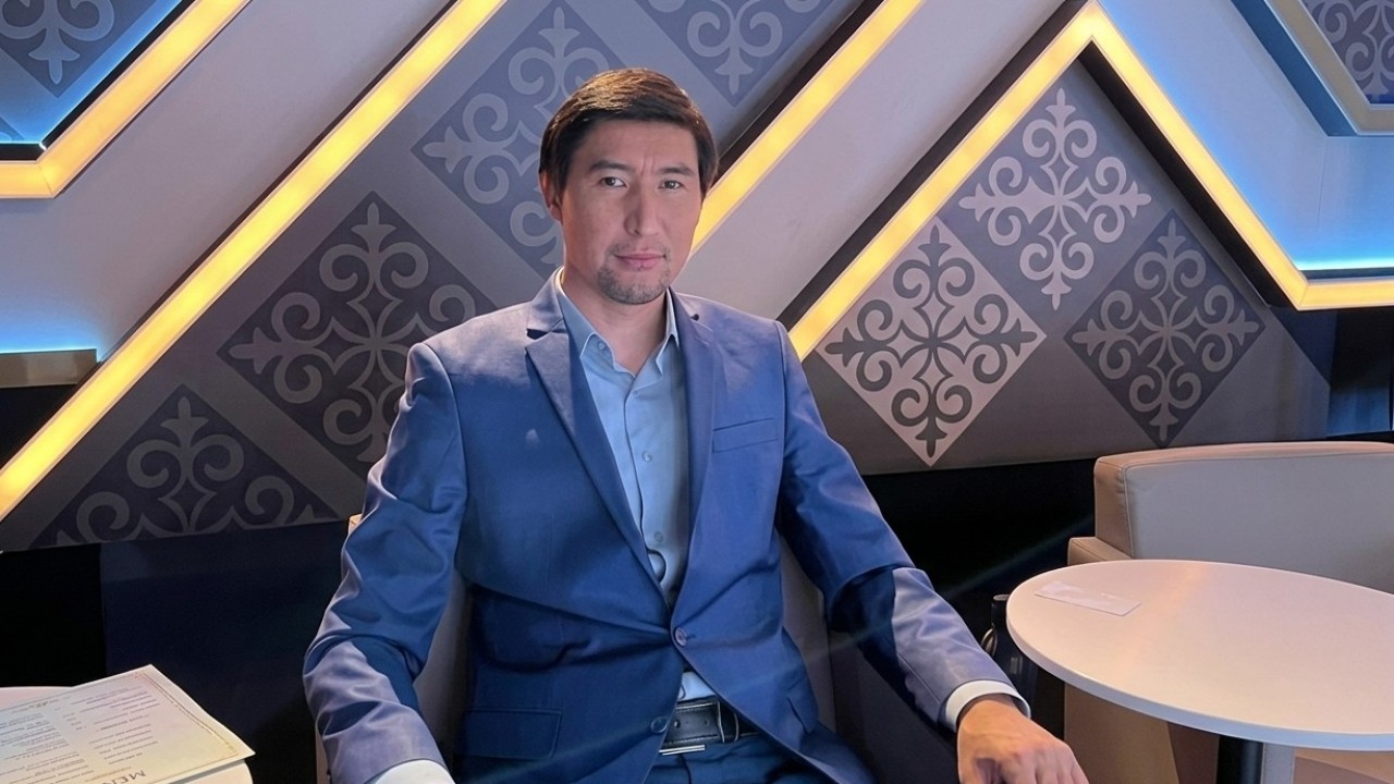 Тілді бір бұйрықпен емес, күнделікті қолданыспен дамыту керек – Еркебұлан Қайназар