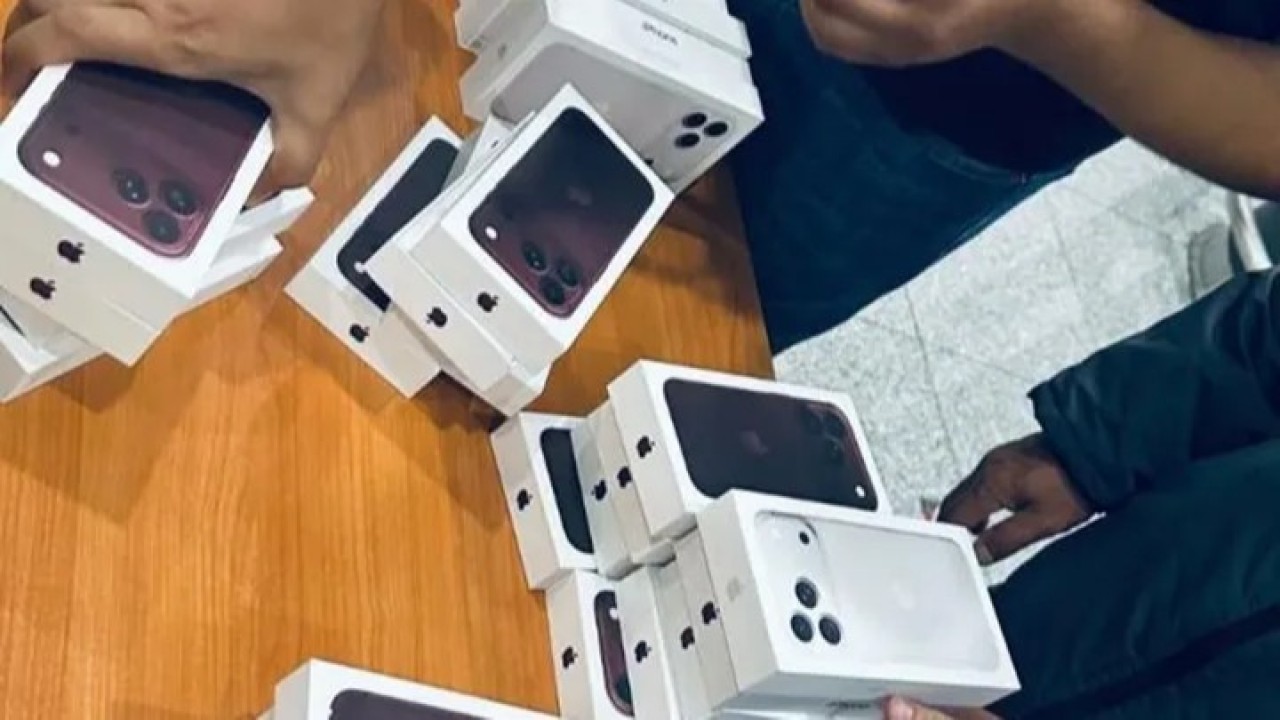 Астана әуежайында екі жүзден астам iPhone 18 смартфонын заңсыз әкелмек болғандар анықталды