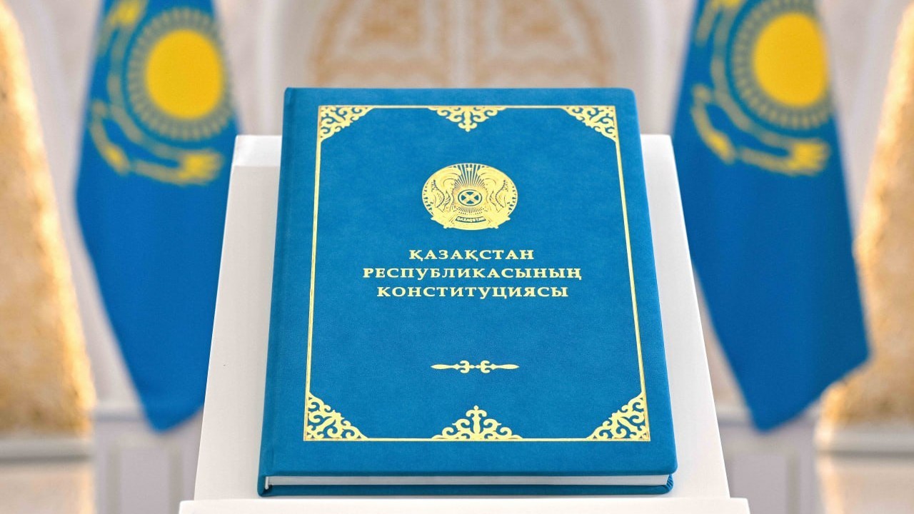 Конституция әр адамның қолында жүретін құжат болуға тиіс – Президент