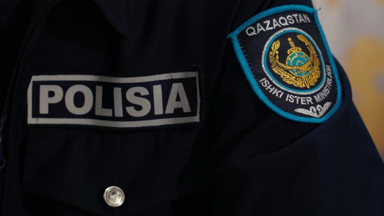 Елордада полиция қызметкері биіктіктен құлайын деп тұрған қызды құтқарып қалды