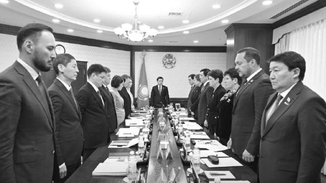 Құрылтай депутаттары әскери қызметшілердің отбасыларына 146 млн теңгеден астам қаржы аударады