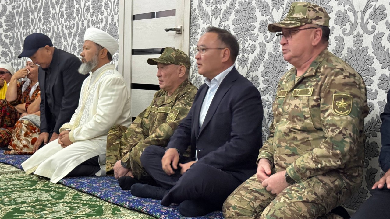 Қорғаныс министрі қаза болған әскери қызметшілердің отбасыларымен кездесті
