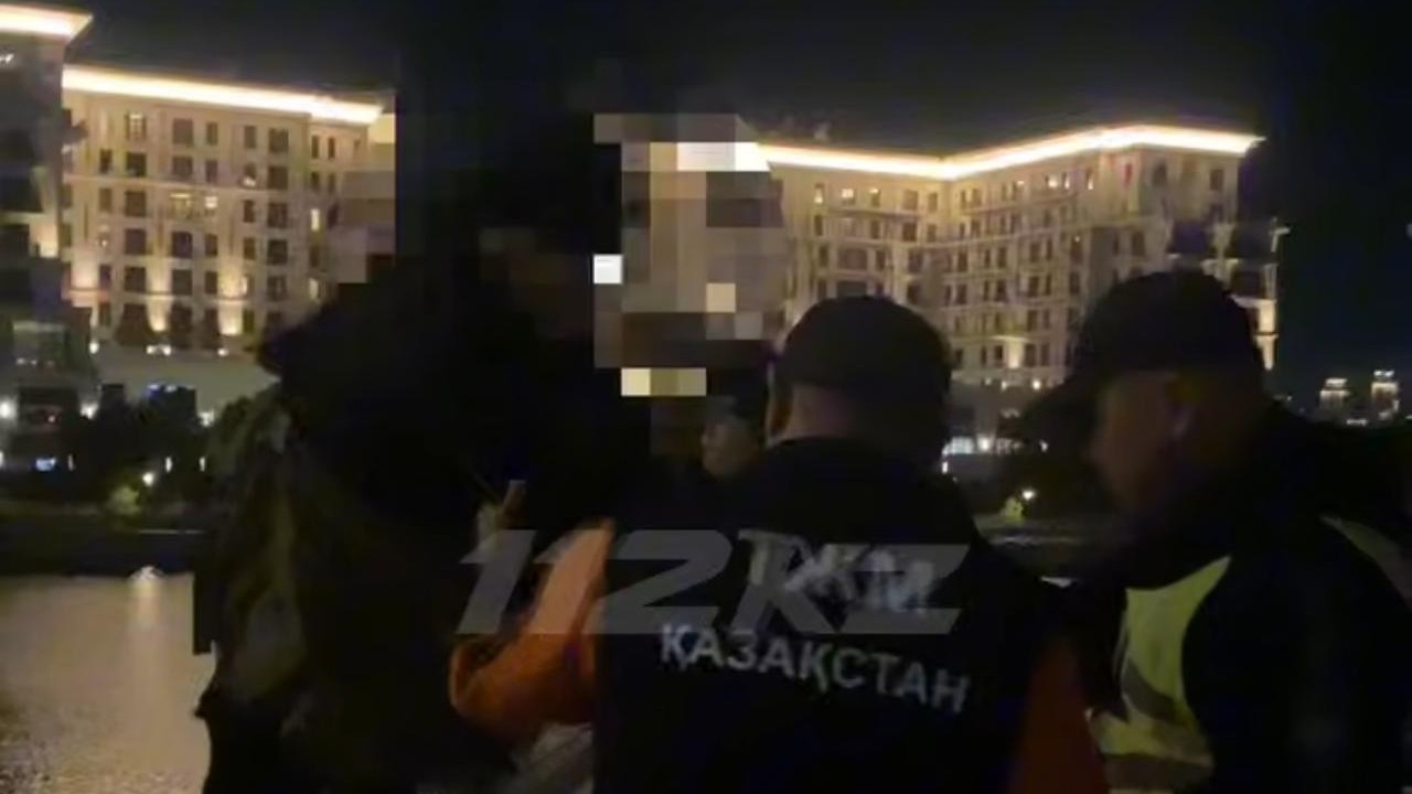 Астанада құтқарушылар көпір доғасына шыққан ер адамды аман алып қалды