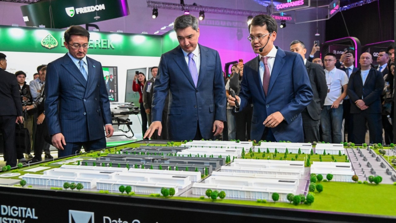 AI & Digital Bridge 2026: Премьер-министр отандық ЖИ әзірлемелерімен танысты