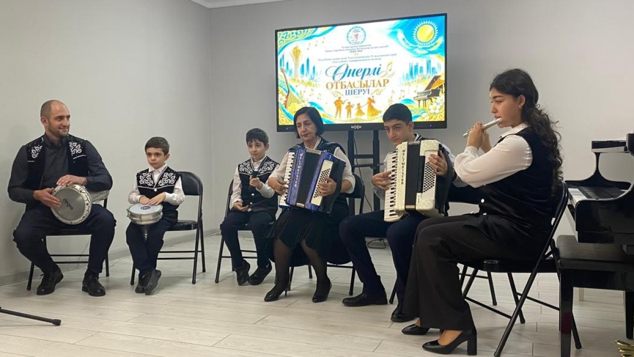 «Өнерлі отбасылар шеруі»: Астанада түрлі ұлт өкілдері қазақтың әні мен күйін орындады