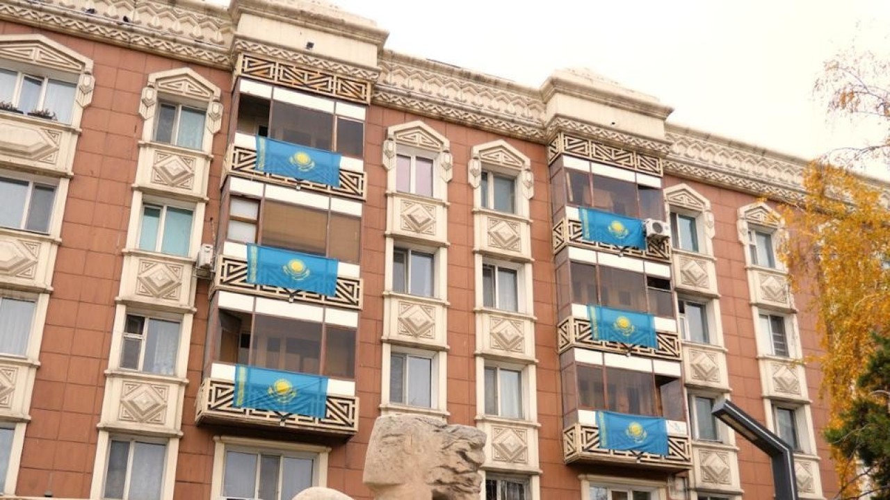 Астаналықтар Республика күніне орай балкондарын мемлекеттік тумен безендірді