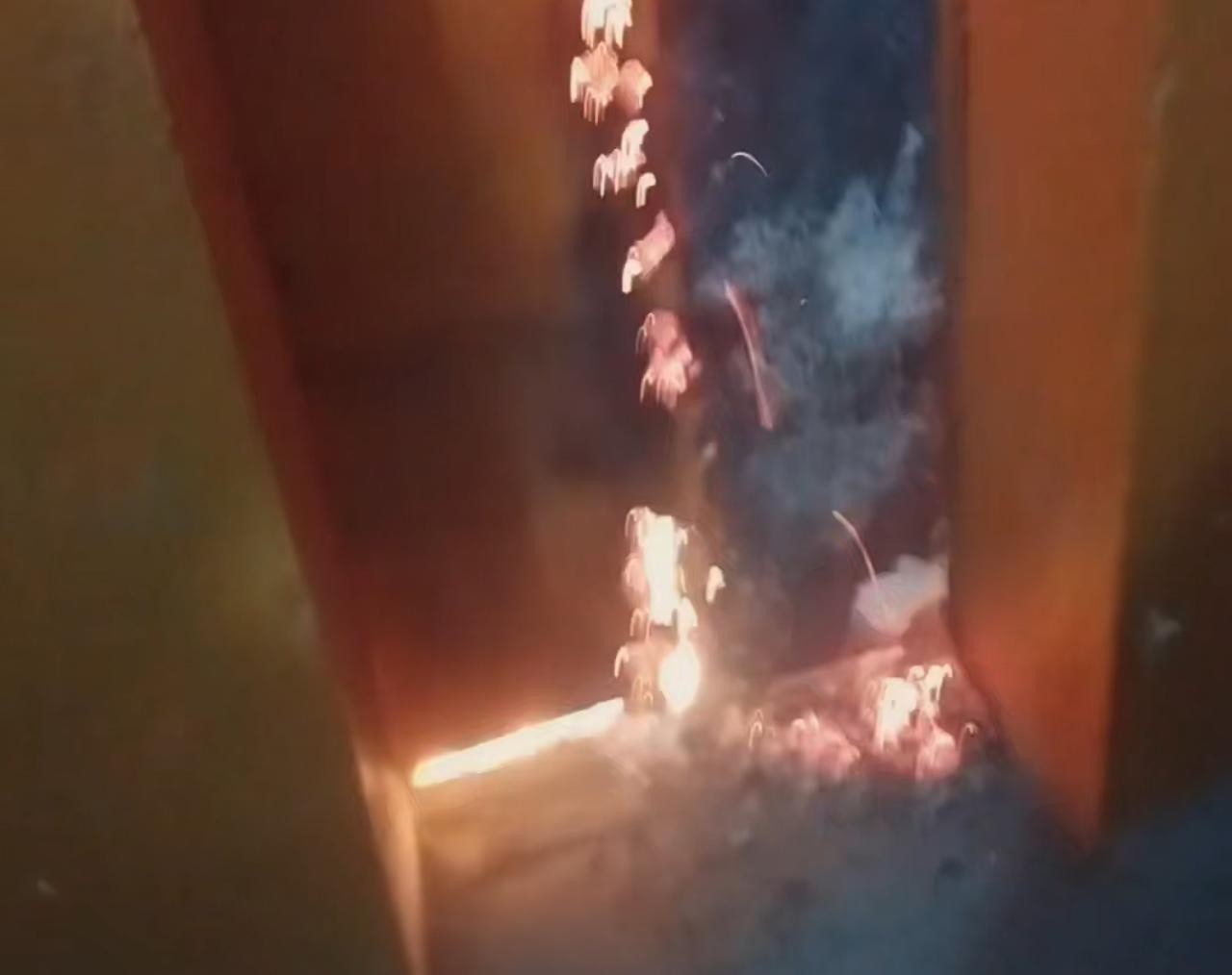 Щучинскіде көпқабатты үйдің лифт шахтасы өртеніп, 75 адам құтқарылды