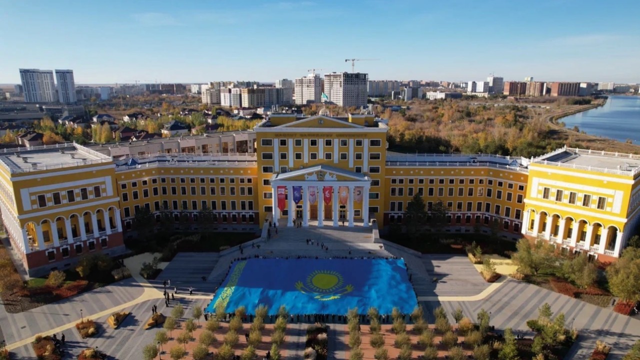 Жаңа рекорд: MNU-да еліміздің ең үлкен туы жайылды