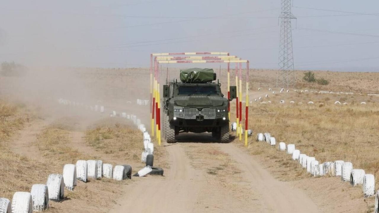 Ұлттық ұлан сарбаздары отандық «Барыс 6х6» броньды техникасын меңгеріп жатыр